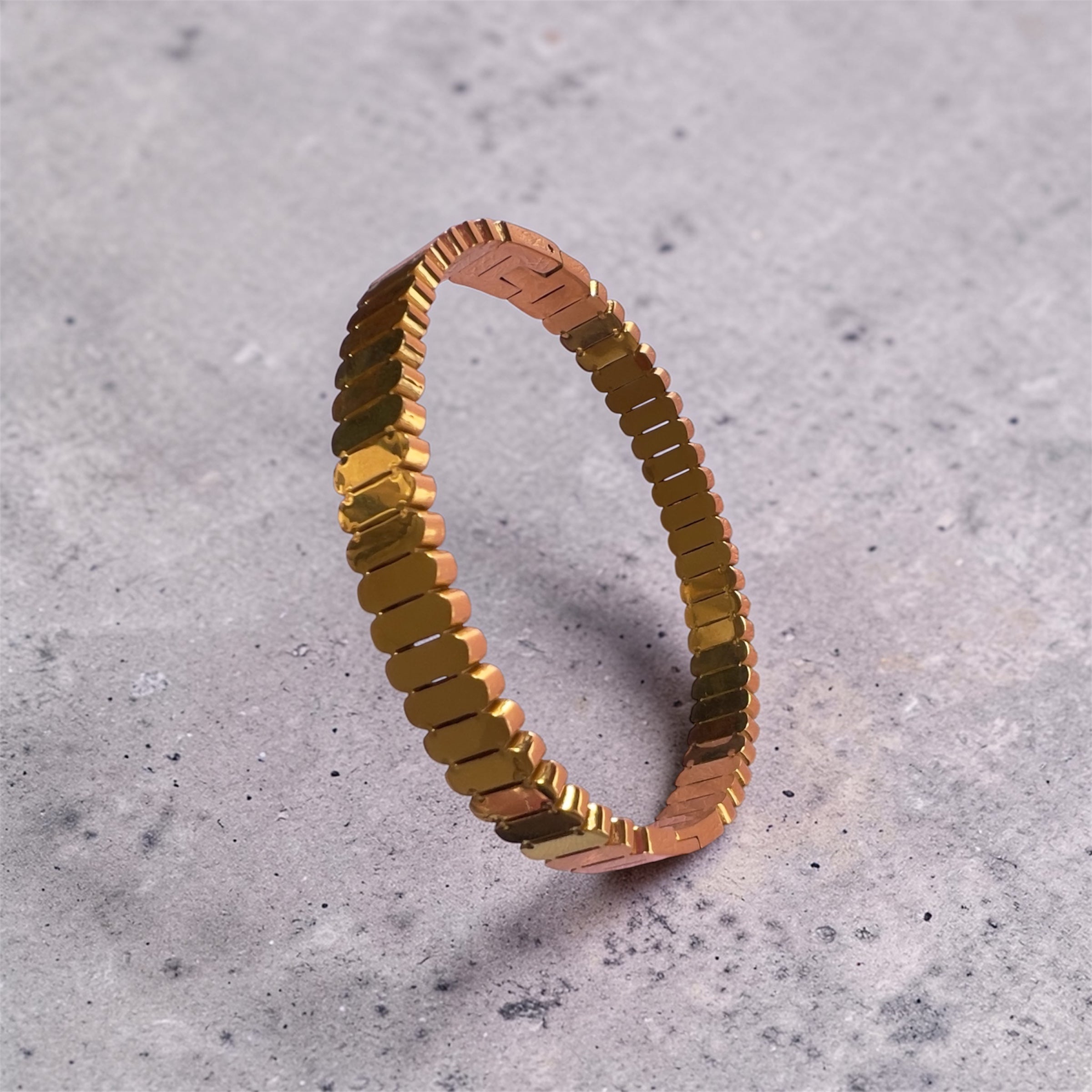 Gold Stretch Link Bracelet – Elegant Flexible Statement Bangle