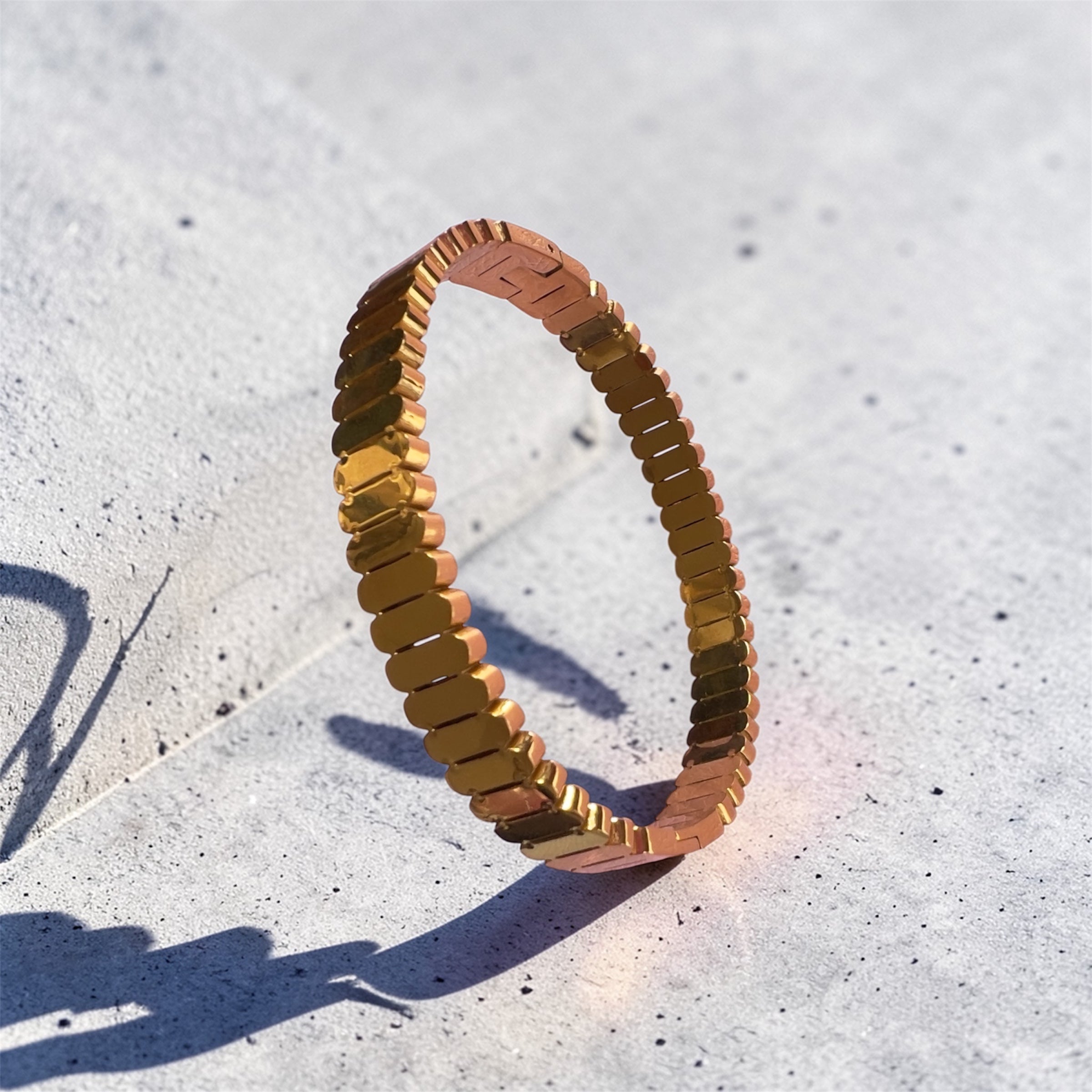 Gold Stretch Link Bracelet – Elegant Flexible Statement Bangle