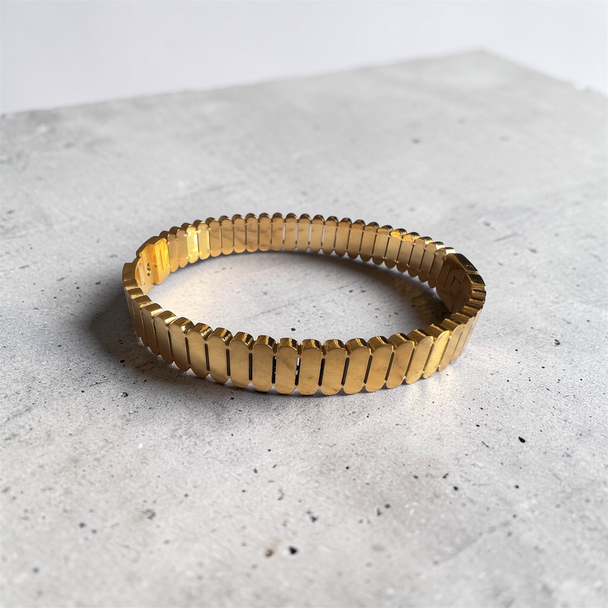 Gold Stretch Link Bracelet – Elegant Flexible Statement Bangle