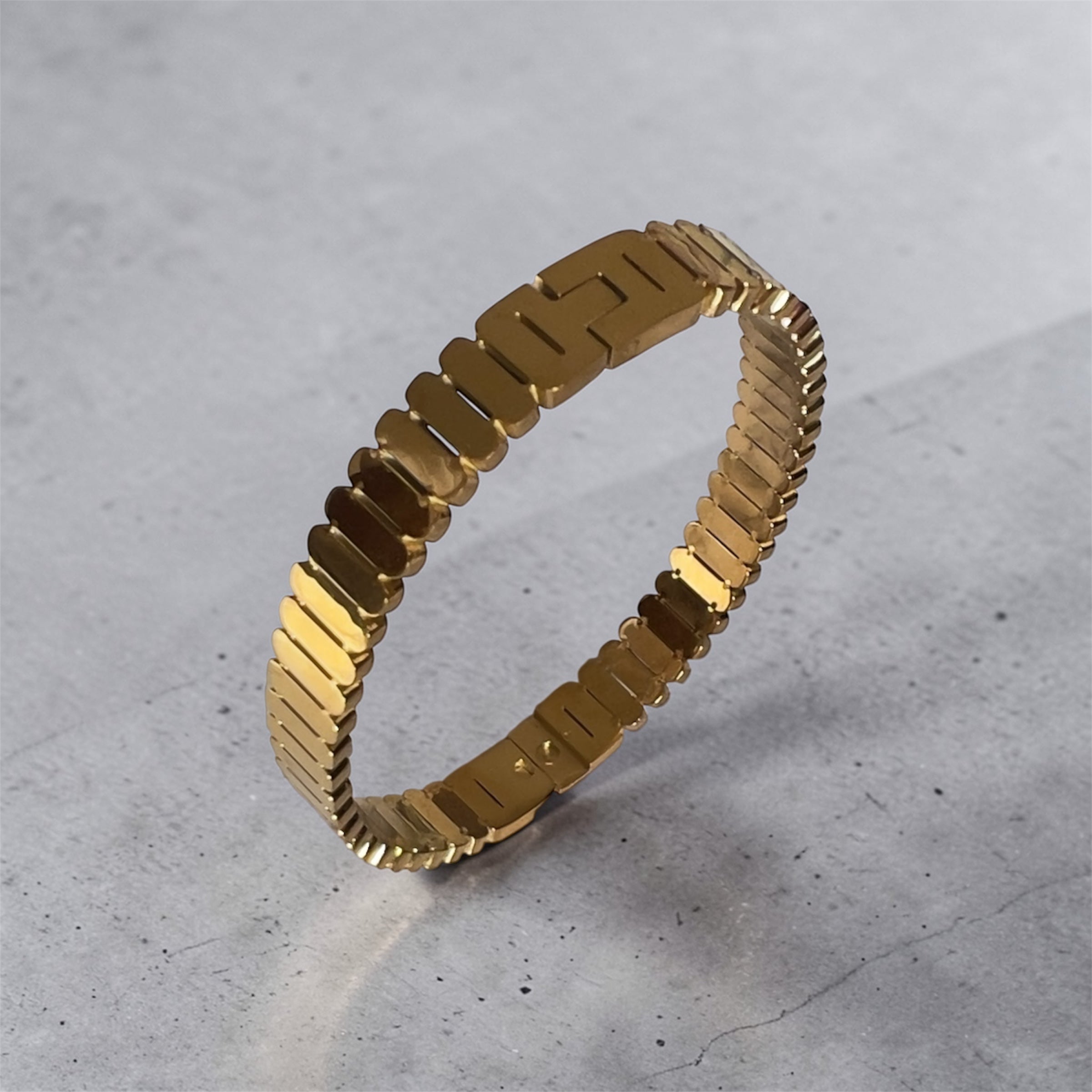 Gold Stretch Link Bracelet – Elegant Flexible Statement Bangle