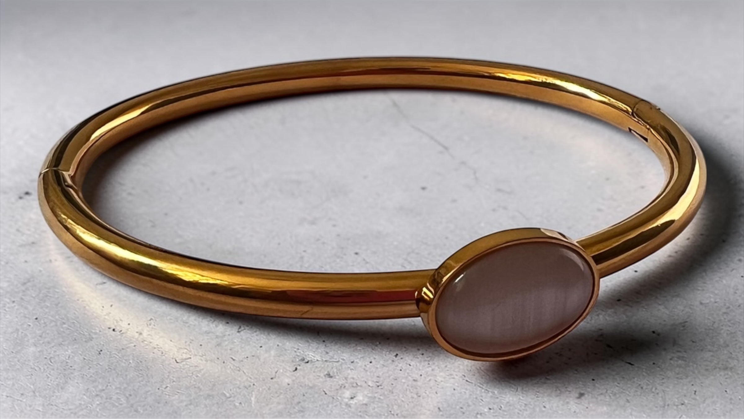 Elegant Gold Oval Stone Bangle Bracelet – Minimalist Luxury Cuff