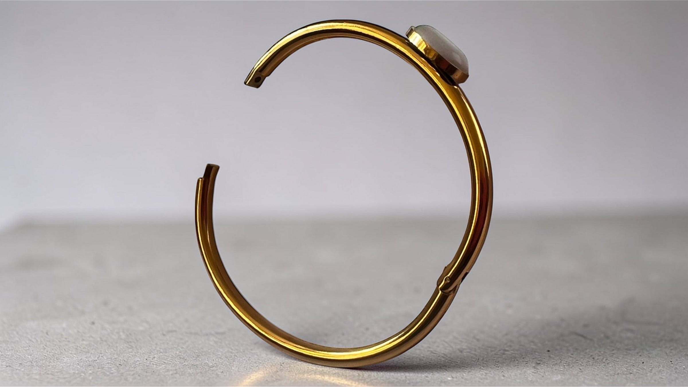 Elegant Gold Oval Stone Bangle Bracelet – Minimalist Luxury Cuff
