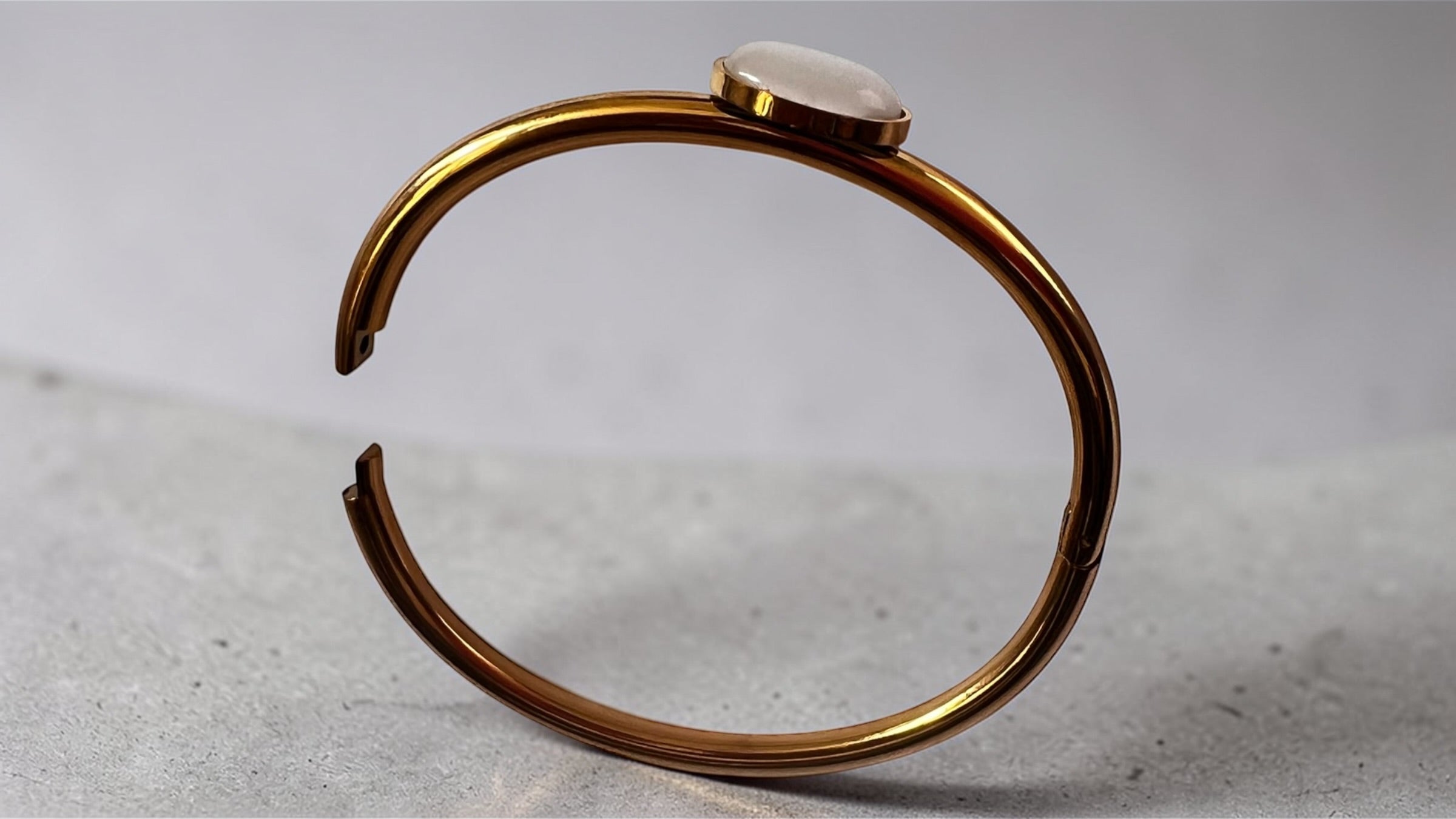 Elegant Gold Oval Stone Bangle Bracelet – Minimalist Luxury Cuff