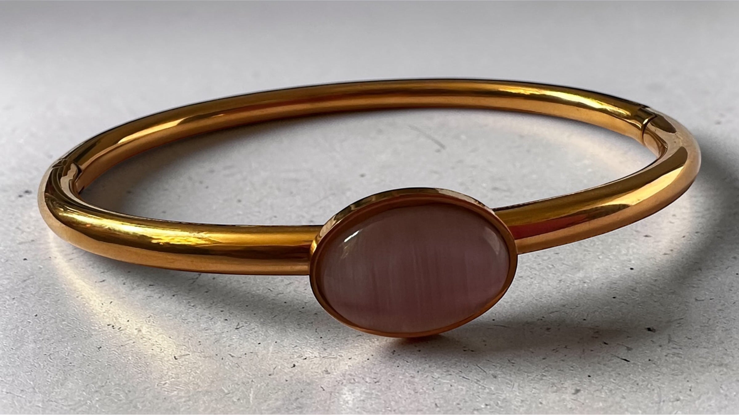 Elegant Gold Oval Stone Bangle Bracelet – Minimalist Luxury Cuff